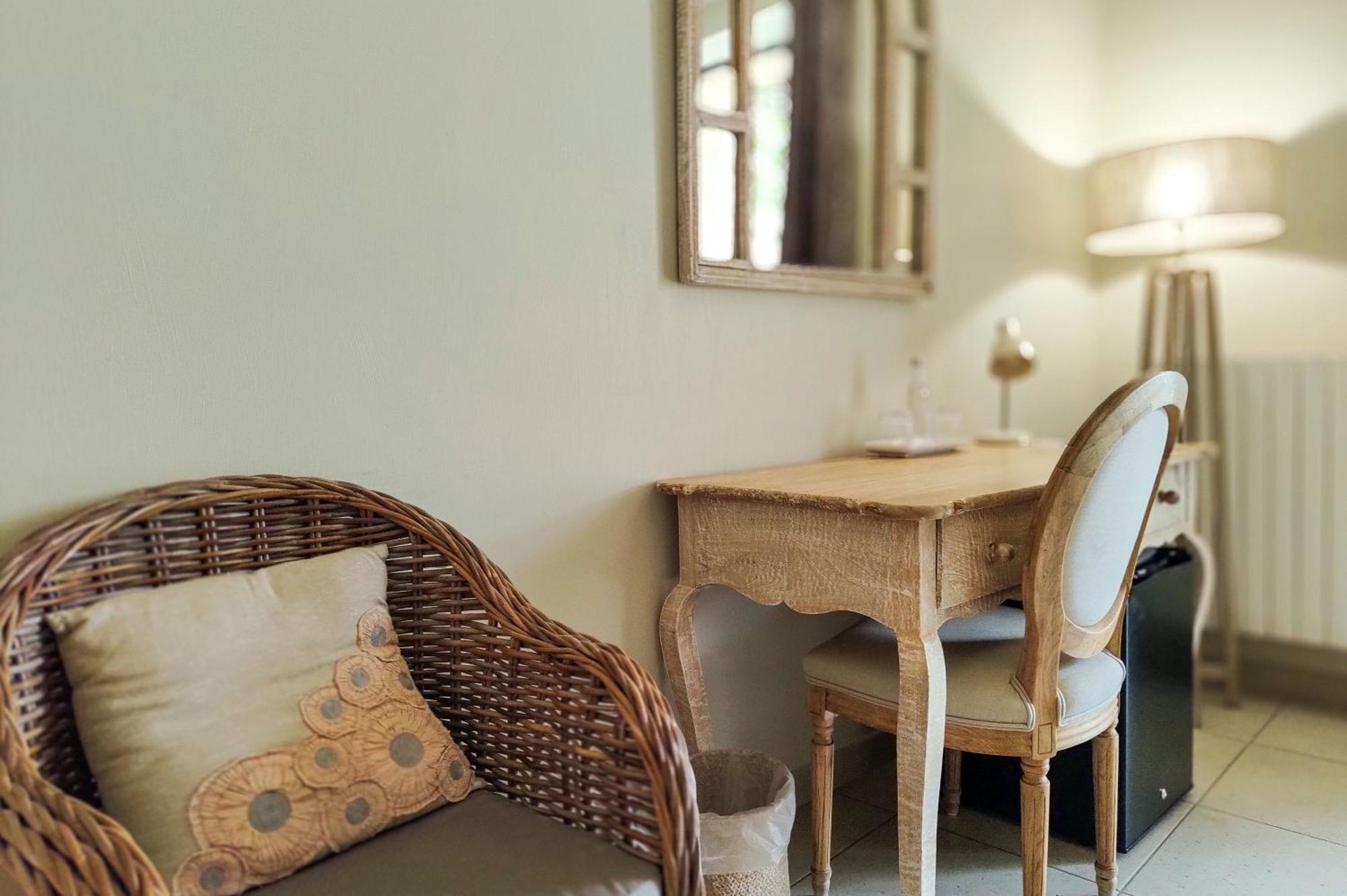 La Belle Vie Hotel Saint-Hilaire-d'Ozilhan ภายนอก รูปภาพ