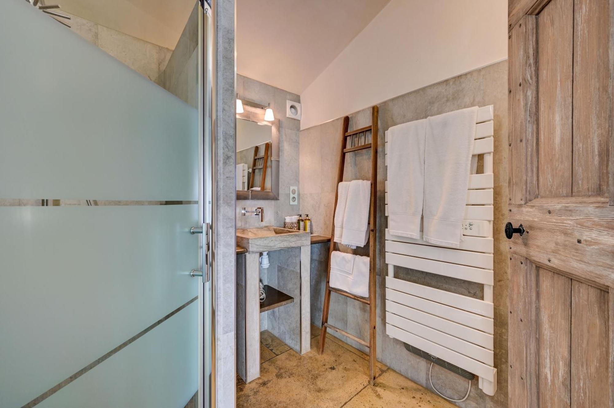 La Belle Vie Hotel Saint-Hilaire-d'Ozilhan ภายนอก รูปภาพ