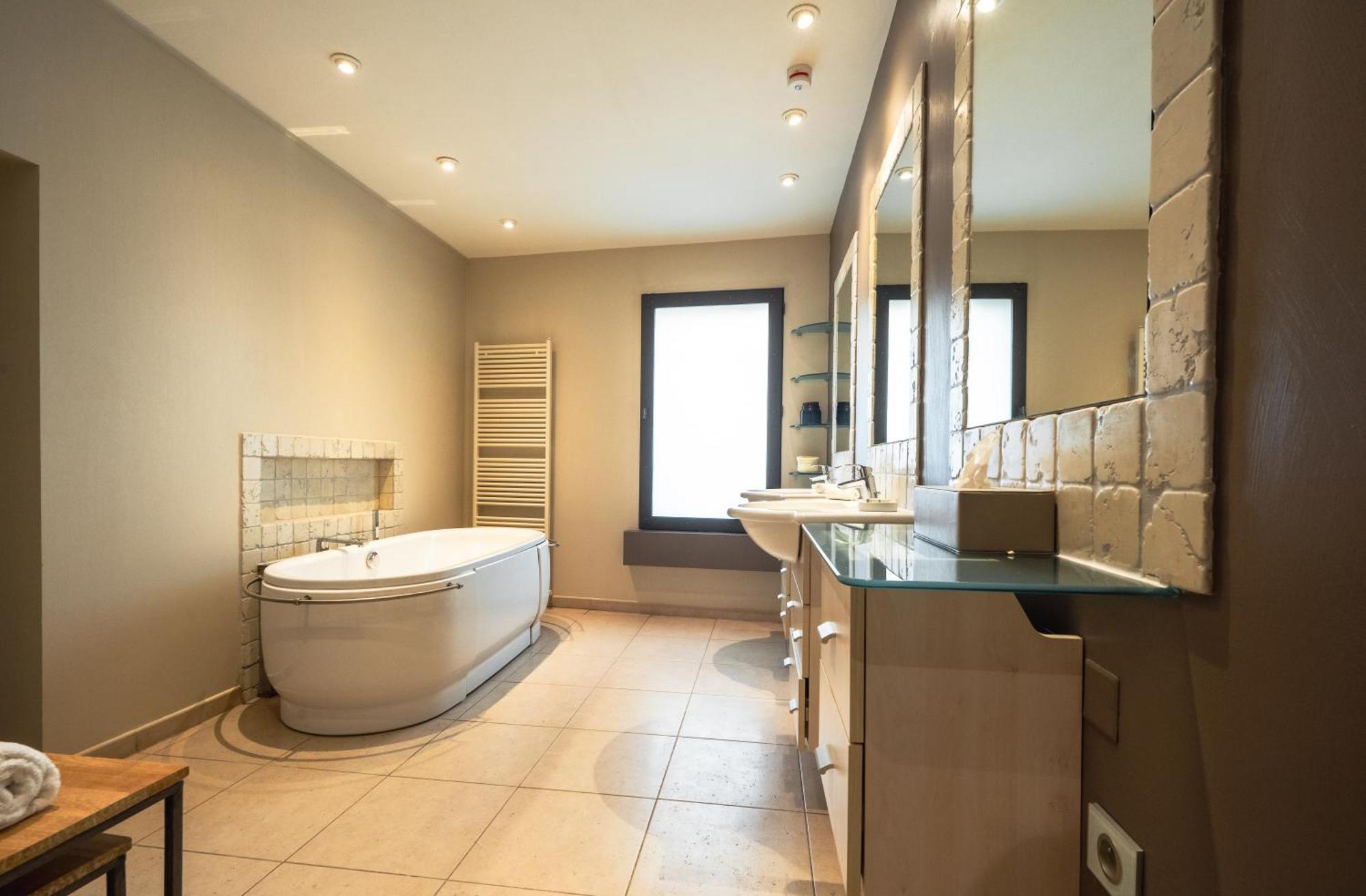 La Belle Vie Hotel Saint-Hilaire-d'Ozilhan ภายนอก รูปภาพ