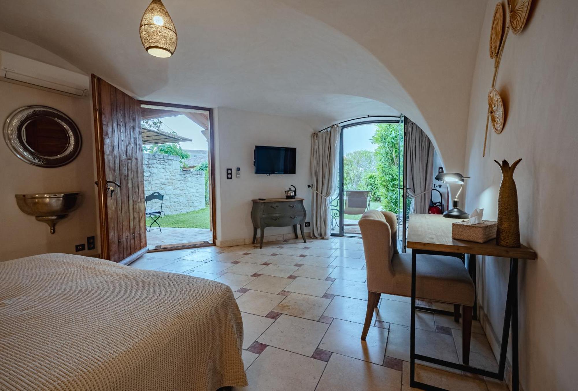 La Belle Vie Hotel Saint-Hilaire-d'Ozilhan ภายนอก รูปภาพ