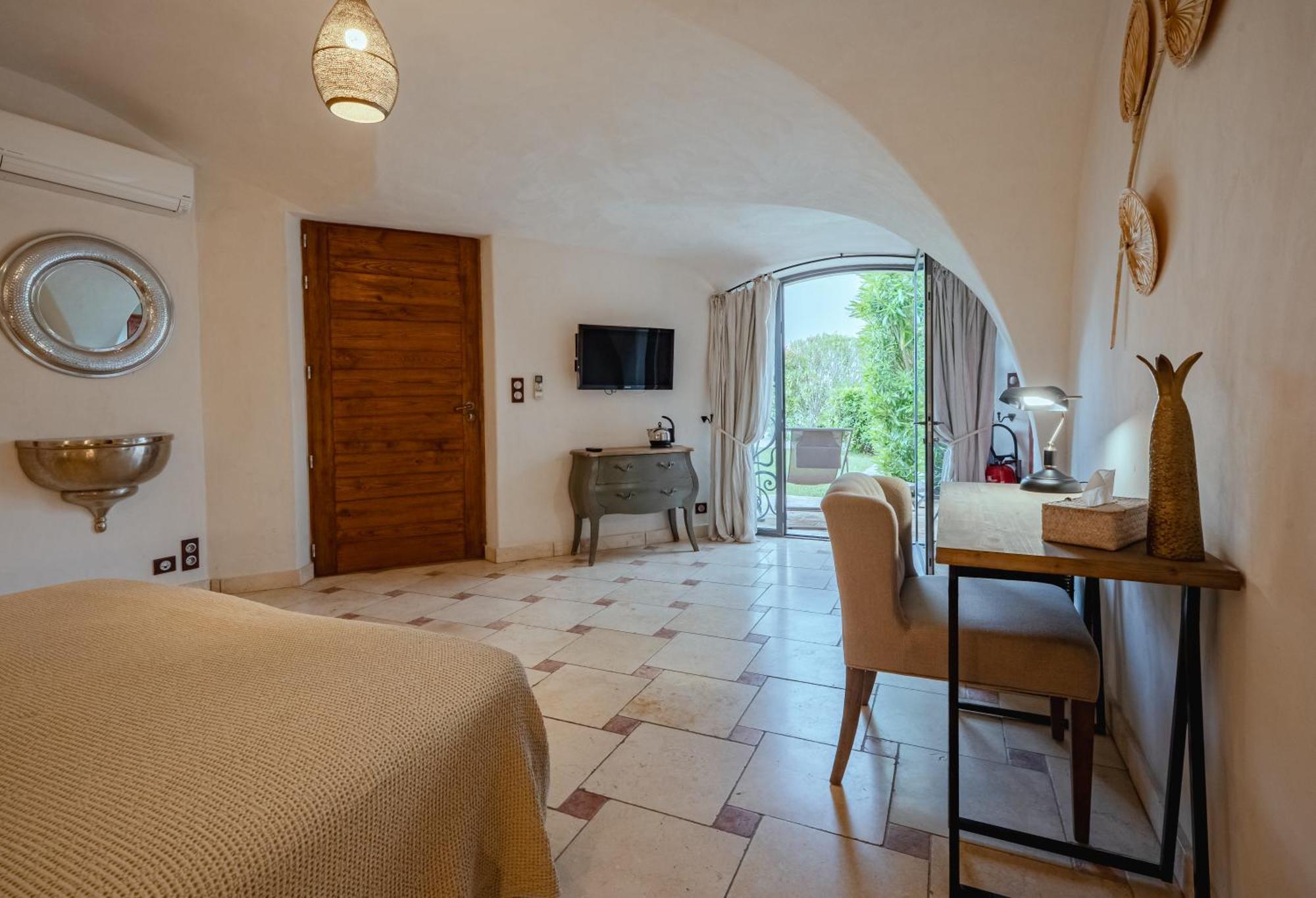 La Belle Vie Hotel Saint-Hilaire-d'Ozilhan ภายนอก รูปภาพ