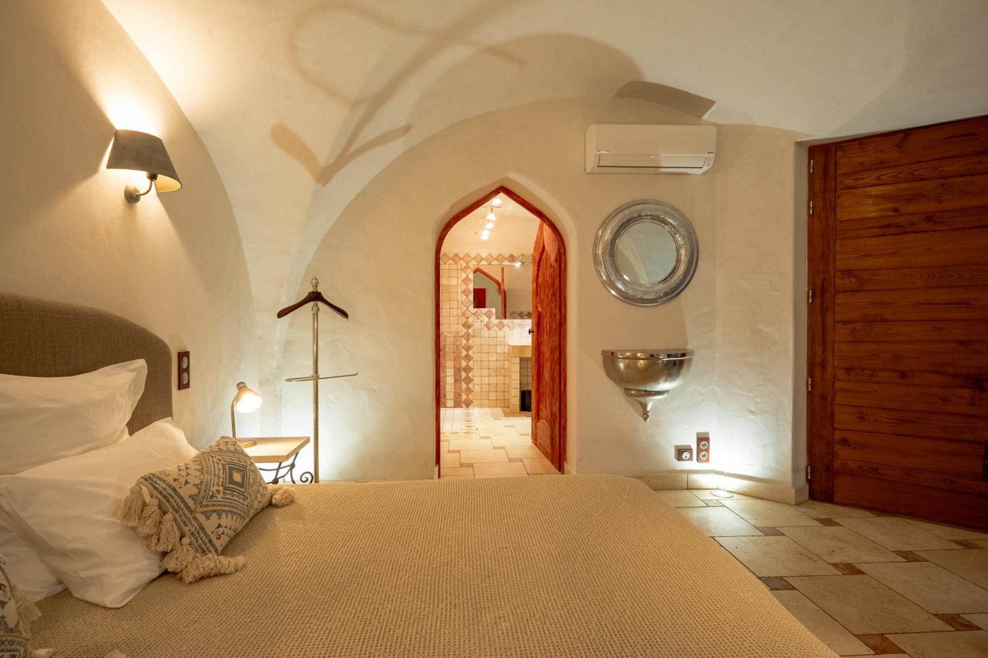 La Belle Vie Hotel Saint-Hilaire-d'Ozilhan ภายนอก รูปภาพ