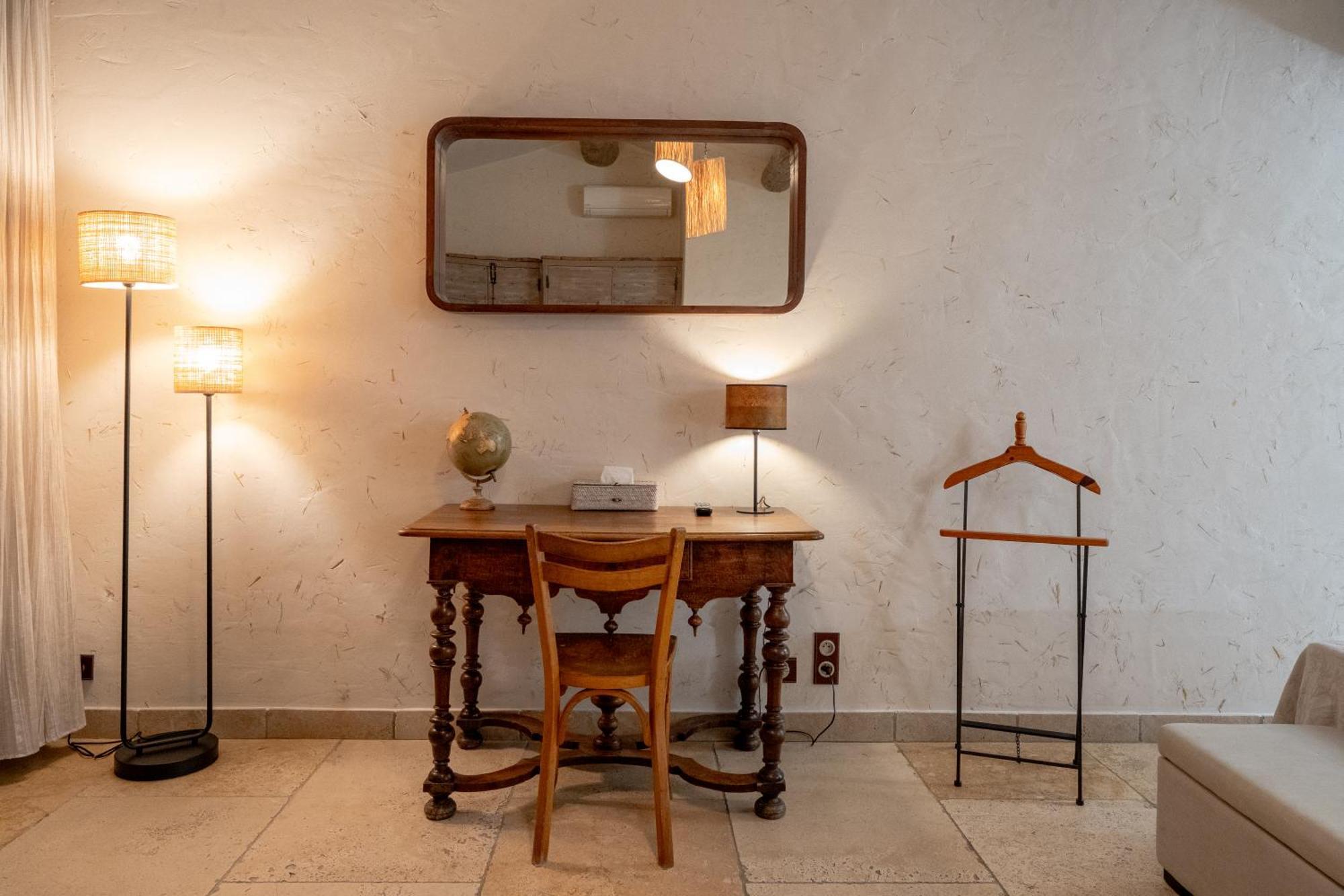 La Belle Vie Hotel Saint-Hilaire-d'Ozilhan ภายนอก รูปภาพ