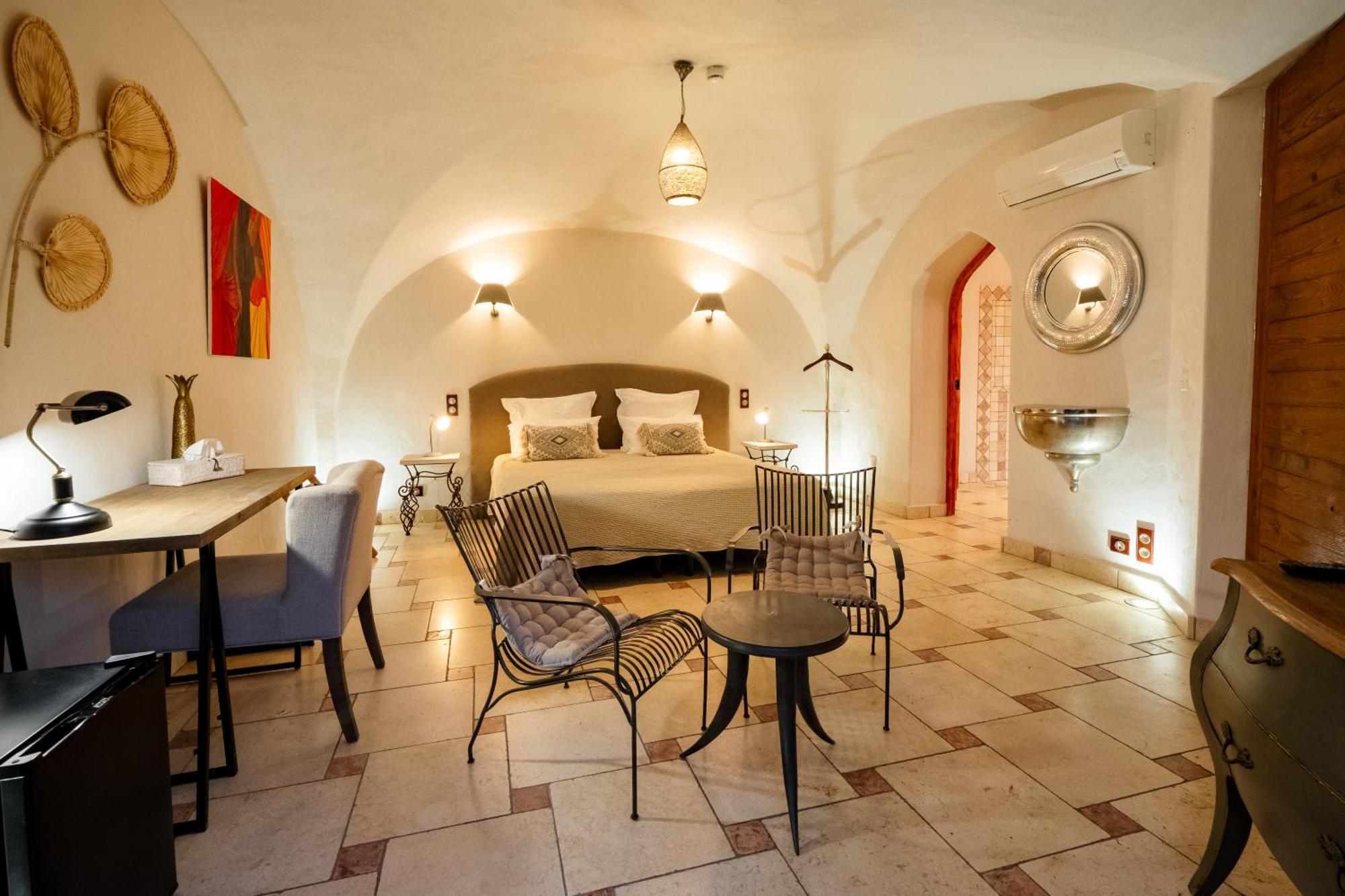 La Belle Vie Hotel Saint-Hilaire-d'Ozilhan ภายนอก รูปภาพ
