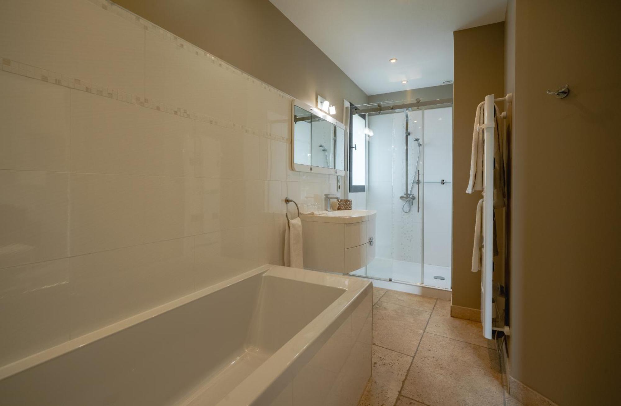 La Belle Vie Hotel Saint-Hilaire-d'Ozilhan ภายนอก รูปภาพ