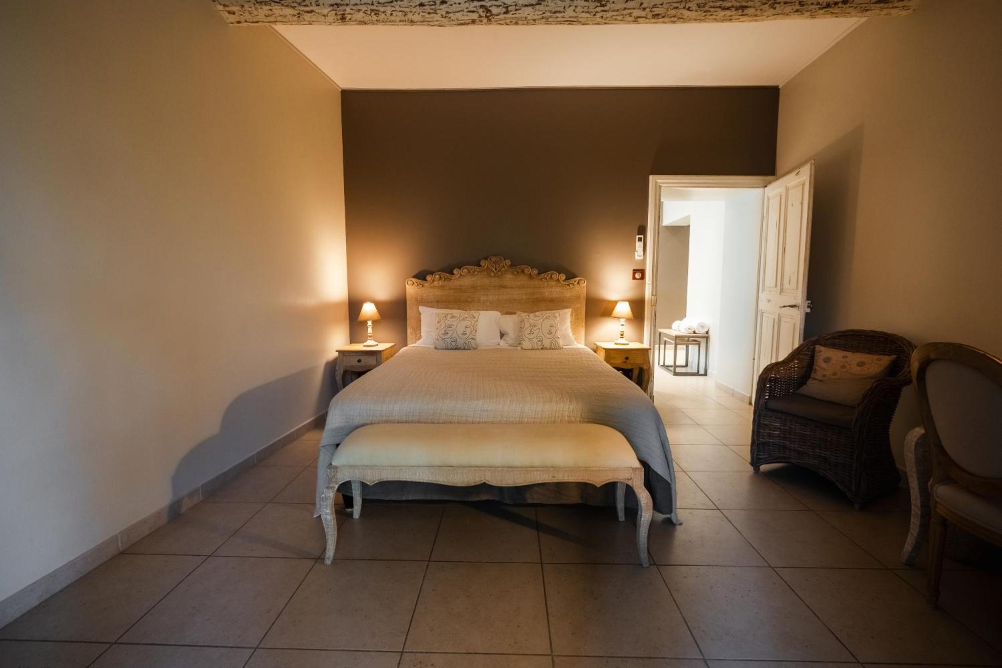 La Belle Vie Hotel Saint-Hilaire-d'Ozilhan ภายนอก รูปภาพ